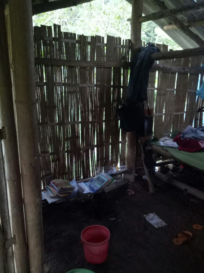 Cư xá của các em ẩm thấp, mua Đông thì lạnh mùa hè thì muỗi.