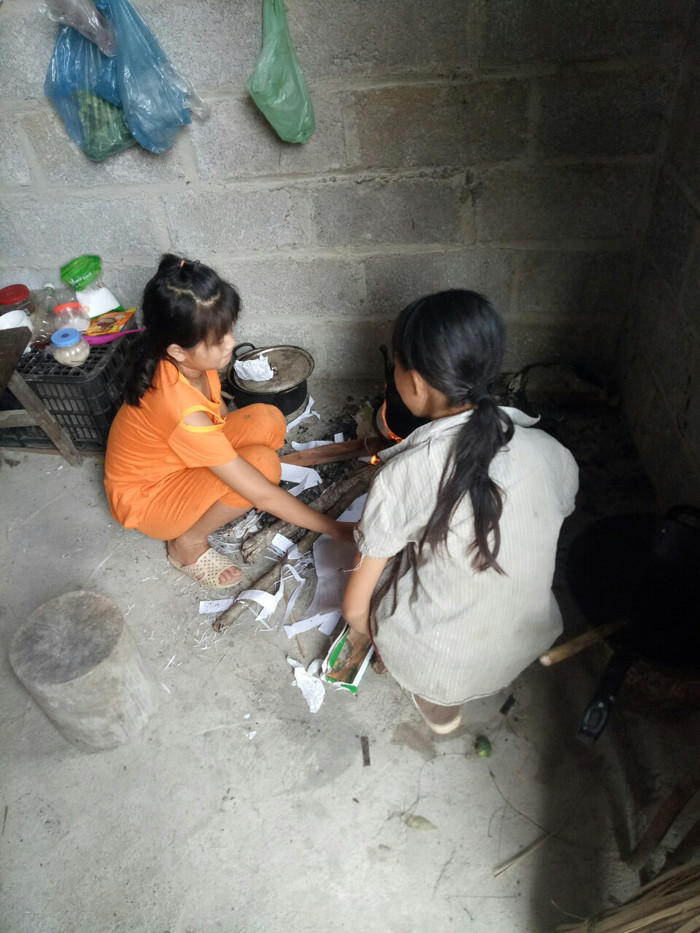 Tuy mới lớp 7, nhưng Niệm và các bạn đã biết tự chăm sóc bản thân khi xa nhà trọ học. Cô bé nhiều năm liền đạt học sinh khá giỏi.