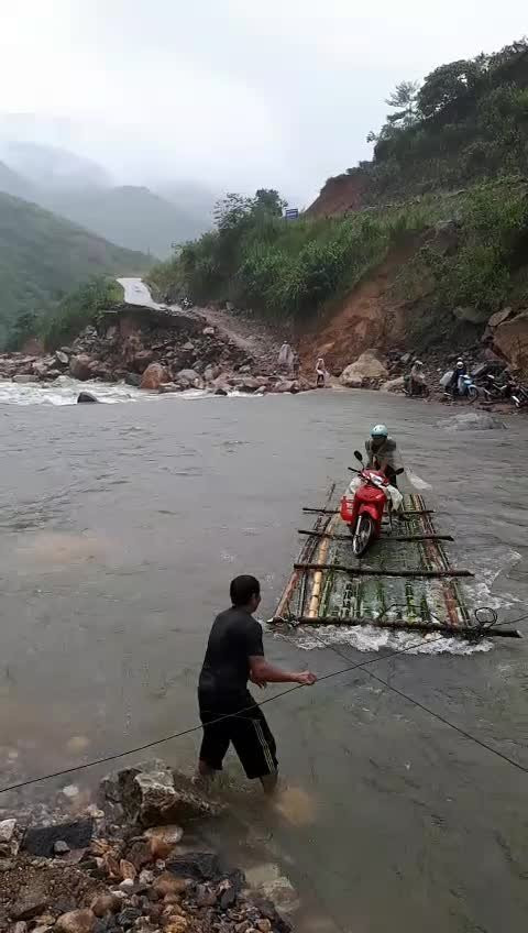 Có những ngày thầy cô mất cả đường đến trường. Có những ngày thầy cô mất cả đường đến trường.