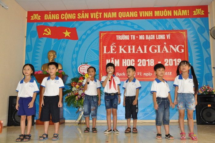 Dàn đồng ca do học sinh tiểu học thực hiện. Dàn đồng ca do học sinh tiểu học thực hiện.