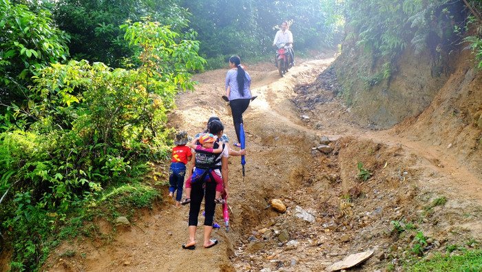 Đường vào Nà Ngao còn khó khăn rất nhiều.