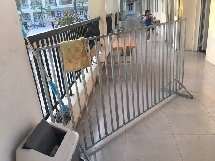Hàng rào ngăn cách lớp học của học sinh học nhờ với các lớp học của trường Trung học cơ sở Cao Bá Quát. (Ảnh: PHHSCC)