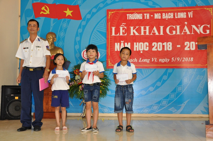Cũng trong buổi lễ khai giảng năm học mới, các em học sinh đón nhận 03 suất quà của Hải đoàn 11- Vùng Cảnh sát biển 1 quý tặng. Cũng trong buổi lễ khai giảng năm học mới, các em học sinh đón nhận 03 suất quà của Hải đoàn 11- Vùng Cảnh sát biển 1 quý tặng.