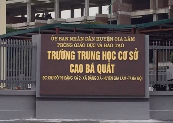 Nếu có việc gì với các em học sinh lớp 1 đi học nhờ ai sẽ là người chịu trách nhiệm. (Ảnh: L.C)