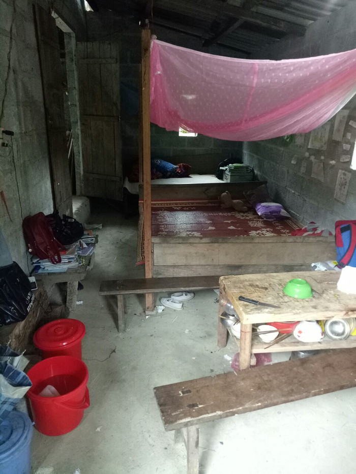 2 cô bạn trong căn phòng trị giá 600.000 đồng/năm. Nước uống được lấy từ suối, bàn học được tận dụng từ bất kể thứ gì.