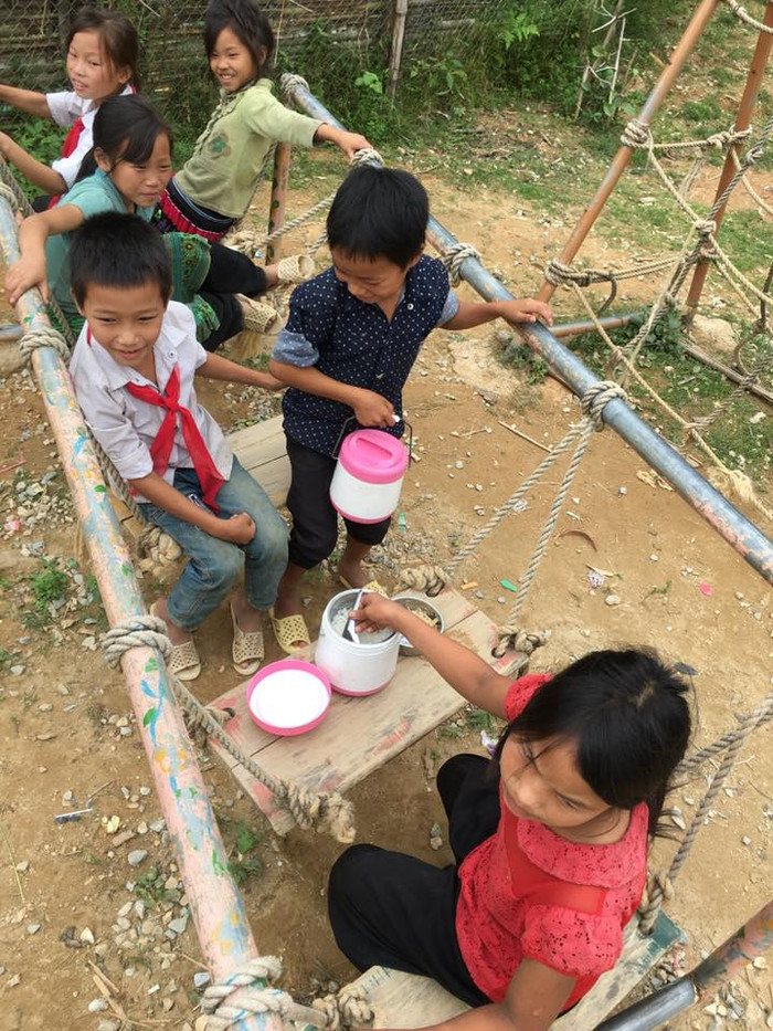 Giờ cơm bán trú của học sinh trường Tiểu học Nậm Chảy. Giờ cơm, các em vẫn ăn trong lớp học, một số em chọn cách ra ngoài ăn cho vui. Bàn ăn nằm trong khu vui chơi của trường, trong vất vả, khó khăn, các em vẫn chọn cho mình những niềm vui nho nhỏ như thế. (Ảnh: Thầy giáo Triệu Quí Toàn) Giờ cơm bán trú của học sinh trường Tiểu học Nậm Chảy. Giờ cơm, các em vẫn ăn trong lớp học, một số em chọn cách ra ngoài ăn cho vui. Bàn ăn nằm trong khu vui chơi của trường, trong vất vả, khó khăn, các em vẫn chọn cho mình những niềm vui nho nhỏ như thế. (Ảnh: Thầy giáo Triệu Quí Toàn)
