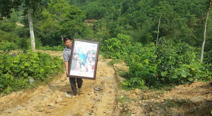 Nhưng hình ảnh của cố nhà giáo vẫn đến với các em ở bản Nà Ngao.