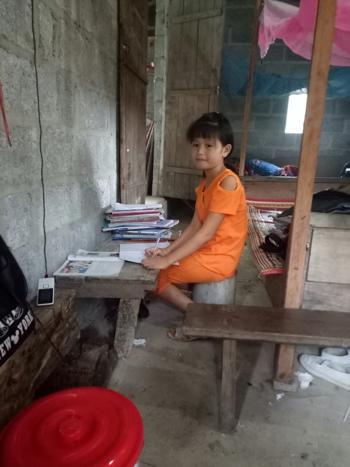 Để có được phòng trọ có tường xây, Bê Thị Niệm, học sinh lớp 7A phải mất 600.000 đồng/năm.