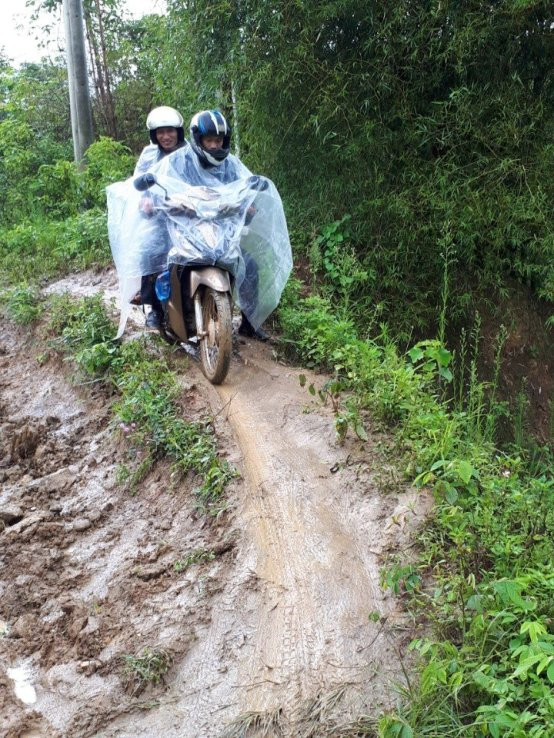 Mưa gió không ngăn được thầy cô đến lớp. Ở đó còn khó khăn nhưng học sinh vẫn đang chờ. Mưa gió không ngăn được thầy cô đến lớp. Ở đó còn khó khăn nhưng học sinh vẫn đang chờ.