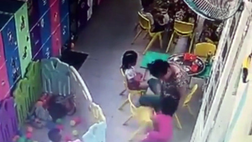 Cháu bé mặc áo màu hồng bị cô dạy trẻ tát liên tục. (Ảnh cắt ra từ clip).