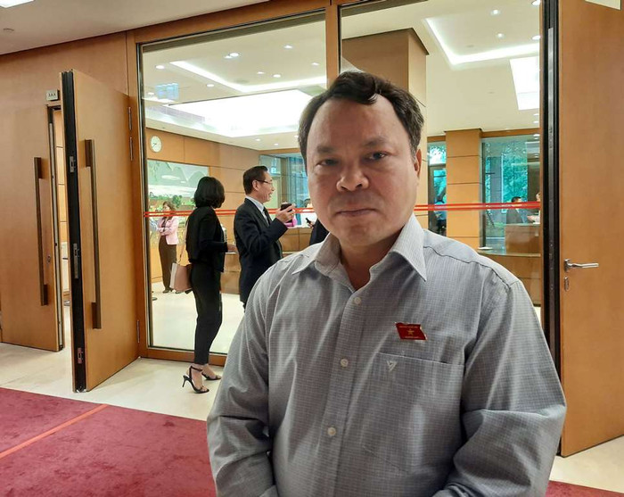 Đại biểu Nguyễn Tiến Sinh nêu ý kiến về dự thảo đề xuất bỏ chế độ hợp đồng không xác định thời hạn với viên chức. Ảnh: Đỗ Thơm Đại biểu Nguyễn Tiến Sinh nêu ý kiến về dự thảo đề xuất bỏ chế độ hợp đồng không xác định thời hạn với viên chức. Ảnh: Đỗ Thơm