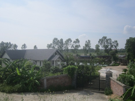 Biệt thự nhà vườn cứ "vô tư" mọc lên trên đất nông nghiệp trước sự bất lực của chính quyền địa phương.