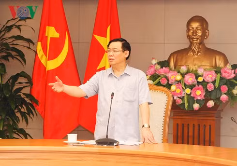 Phó Thủ tướng Vương Đình Huệ: “Ở khâu nào vướng mắc thì phải tiếp tục đi sâu tháo gỡ, chỗ nào né tránh thì thay thế cán bộ, hay có biểu hiện sợ sai nên không dám làm? Ảnh: VOV