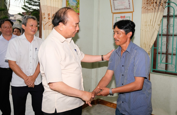 Thủ tướng đến thăm và tặng quà bà con ngư dân. (Ảnh: VGP) Thủ tướng đến thăm và tặng quà bà con ngư dân. (Ảnh: VGP)