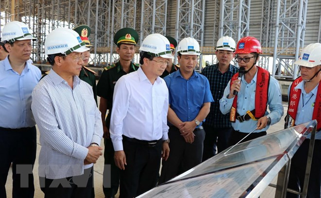 Phó Thủ tướng Trịnh Đình Dũng kiểm tra khu vực cảng biển của Công ty Formosa. (Ảnh. Công Tường/TTXVN)
