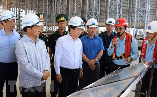 Phó Thủ tướng Trịnh Đình Dũng kiểm tra khu vực cảng biển của Công ty Formosa. (Ảnh. Công Tường/TTXVN)