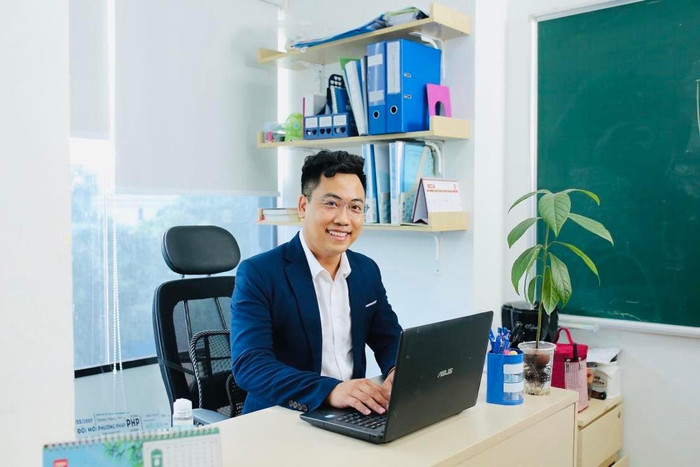 Thầy Đinh Đức Hiền. Ảnh: NVCC