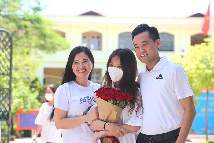 Phụ huynh tặng hoa chúc mừng con gái ngay sau khi buổi thi kết thúc.