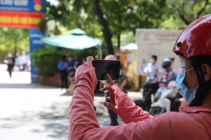 Một số phụ huynh tranh thủ ghi lại khoảnh khắc đáng nhớ này.