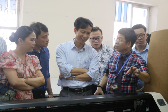 Thầy Hoàng Xuân Hiệp - Hiệu trưởng trường Đại học Công nghiệp Dệt May Hà Nội chia sẻ với các đại biểu về kinh nghiệm xây dựng và vận hành mô hình doanh nghiệp trong trường đại học. (Ảnh: Doãn Nhàn) Thầy Hoàng Xuân Hiệp - Hiệu trưởng trường Đại học Công nghiệp Dệt May Hà Nội chia sẻ với các đại biểu về kinh nghiệm xây dựng và vận hành mô hình doanh nghiệp trong trường đại học. (Ảnh: Doãn Nhàn)