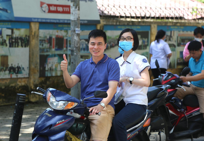 Nhiều phụ huynh cũng bày tỏ quan điểm không đặt nặng vấn đề thành tích, điểm số, các con nỗ lực hết mình để hoàn thành bài thi mới là điều đáng khích lệ.