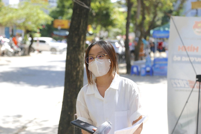 Rời khỏi phòng thi với tâm trạng vui vẻ, em Nguyễn Hồ Bảo Hạnh chia sẻ: "Em đã làm bài thi tất cả các môn khá tốt. Hiện tại, em thấy rất thoải mái, không còn lo lắng hay hồi hộp gì nữa. Sau hôm nay, em sẽ dành nhiều thời gian để nghỉ ngơi hoặc cùng gia đình đi du lịch trước khi bước vào năm học mới".