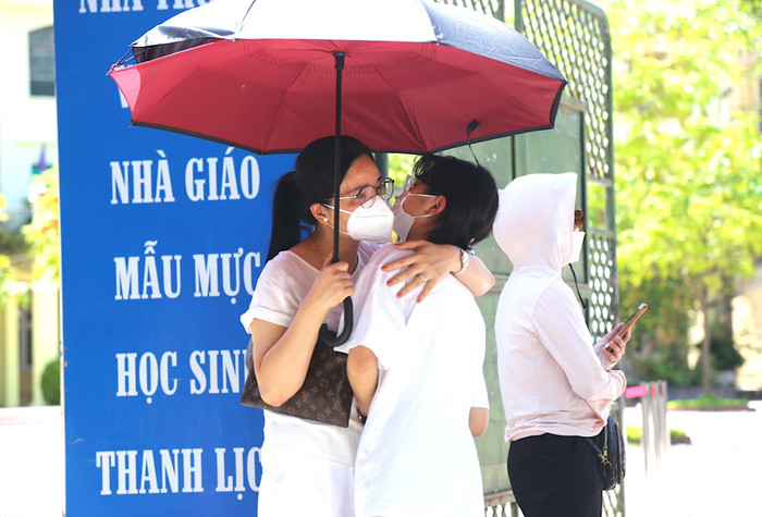 Sau buổi thi, các em nhanh chóng tiến đến ôm bố mẹ, mừng rỡ vì đã kết thúc kỳ thi quan trọng.