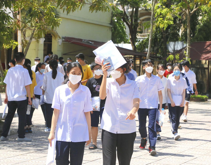 Khác với tâm thế lo lắng trong ngày thi đầu tiên, trưa nay, nhiều thí sinh rời điểm thi với tinh thần phấn khởi, vui vẻ, "thở phào" nhẹ nhõm khi hoàn thành bài thi cuối cùng