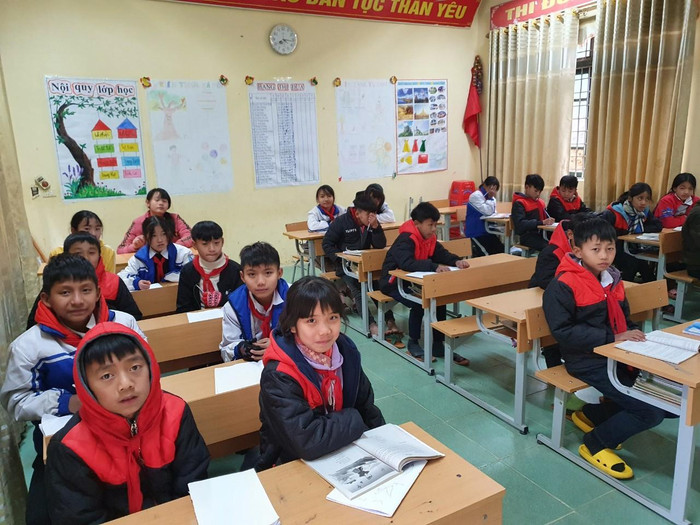 Các em học sinh trường Trung học cơ sở Ka Lăng ấm ám trong mùa đông lạnh. Các em học sinh trường Trung học cơ sở Ka Lăng ấm ám trong mùa đông lạnh.