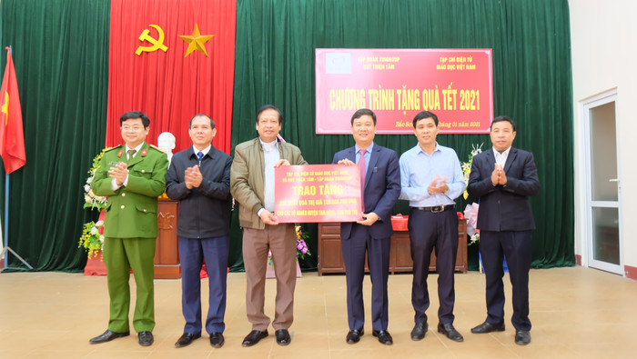 Tạp chí điện tử Giáo dục Việt Nam trao 201 suất quà cho huyện Tam Nông- Phú Thọ.