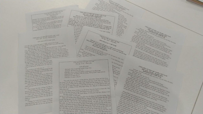 Hàng loạt đơn từ kiến nghị về những sai phạm của trường Tiểu học Minh Khai và Hiệu trưởng Hoàng Thị Tuyết Nhung. Ảnh: LC