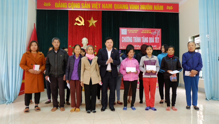 Ông Nguyễn Anh Hùng - Phó chủ tịch ủy ban nhân dân huyện Đoan Hùng mong bà con cố gắng, vượt qua nghịch cảnh vươn lên thoát nghèo.