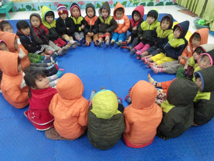Học sinh trường Mầm non Tà Tổng trong cái rét 10 độ C. Học sinh trường Mầm non Tà Tổng trong cái rét 10 độ C.