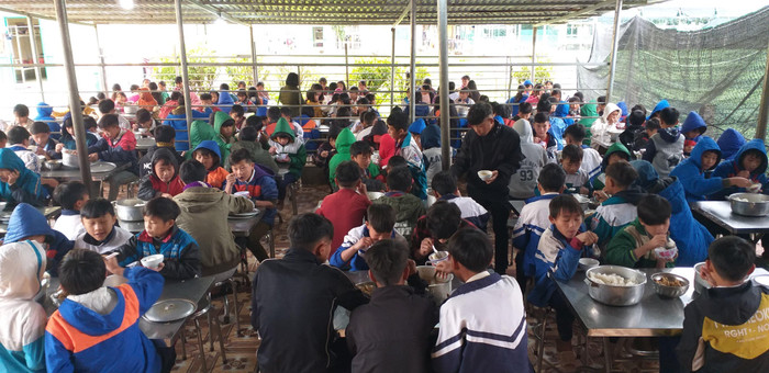 Bữa cơm bán trú của các em vẫn được đảm bảo cơm canh nóng, các trường không để em nào bị đói. Bữa cơm bán trú của các em vẫn được đảm bảo cơm canh nóng, các trường không để em nào bị đói.