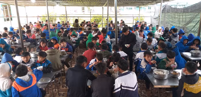 Bữa cơm bán trú của các em vẫn được đảm bảo cơm canh nóng, các trường không để em nào bị đói.