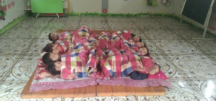 Học sinh mầm non Phìn Hồ trong giờ ngủ trưa. Học sinh mầm non Phìn Hồ trong giờ ngủ trưa.