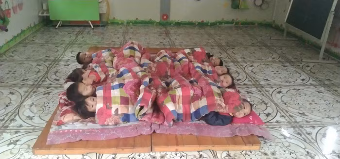 Học sinh mầm non Phìn Hồ trong giờ ngủ trưa.