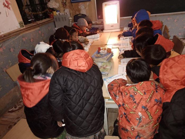 Học tập bên đèn sưởi của các nhà thiện nguyện. Học tập bên đèn sưởi của các nhà thiện nguyện.