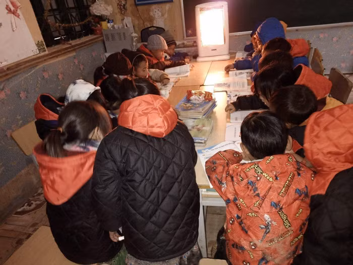 Học tập bên đèn sưởi của các nhà thiện nguyện.