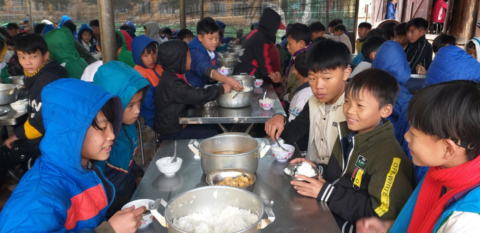 Học sinh ở Nậm Pồ được đảm bảo thức ăn, thức uống nóng, không bị đói mùa rét. Học sinh ở Nậm Pồ được đảm bảo thức ăn, thức uống nóng, không bị đói mùa rét.