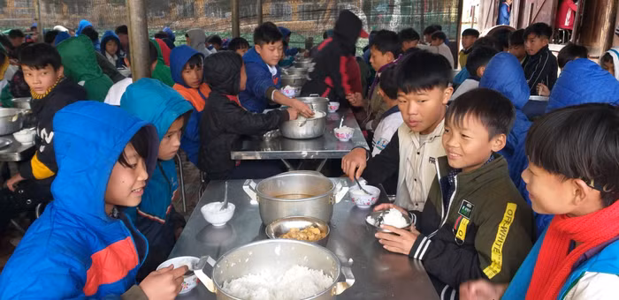 Học sinh ở Nậm Pồ được đảm bảo thức ăn, thức uống nóng, không bị đói mùa rét.