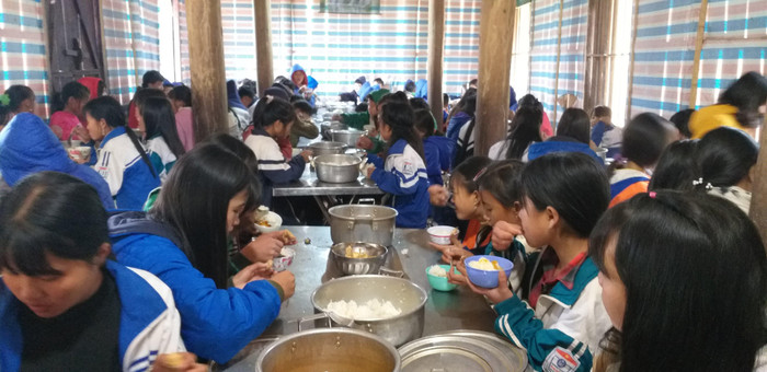 Cơ sở vật chất còn nghèo nàn nhưng bữa ăn của các em vẫn được đảm bảo. Cơ sở vật chất còn nghèo nàn nhưng bữa ăn của các em vẫn được đảm bảo.