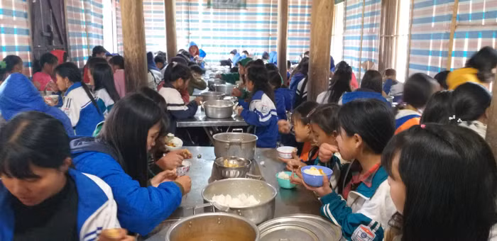 Cơ sở vật chất còn nghèo nàn nhưng bữa ăn của các em vẫn được đảm bảo.