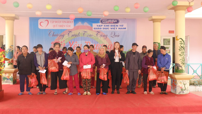 Bà Ma Thị Ngọc Hà - Phó chủ tịch Ủy ban nhân dân phường Hùng Vương, thị xã Phú Thọ tặng quà bà con nghèo.