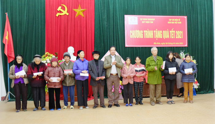 Ông Phan Đức Tài – Chủ tịch Ủy ban Mặt trận Tổ quốc huyện Tam Nông tặng quà bà con trong chương trình tặng quà Tết Tân Sửu.