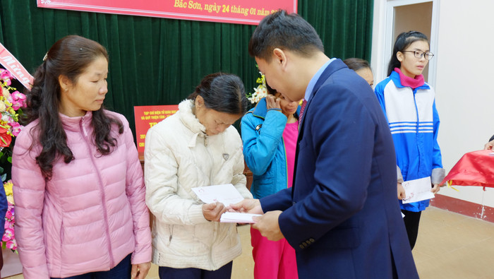 Mỗi suất quà Tết có 600 nghìn đồng tiền mặt. Số tiền tuy chưa phải là nhiều, nhưng sẽ phần nào giúp người nghèo có cái Tết đầm ấm hơn.