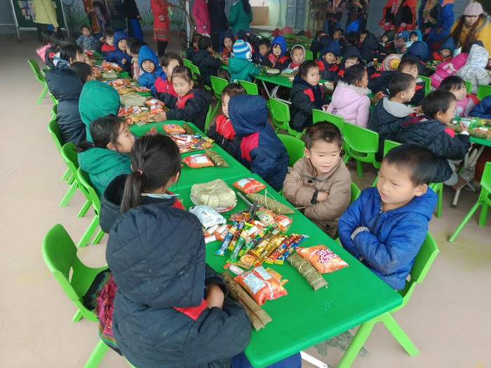 Vui tết với các bạn ở điểm mầm non Cao Chải. Vui tết với các bạn ở điểm mầm non Cao Chải.