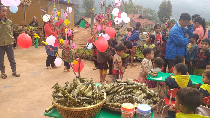 Hội chợ Xuân phiên bản mầm non vùng cao của cô trò điểm trường U Na. Hội chợ Xuân phiên bản mầm non vùng cao của cô trò điểm trường U Na.
