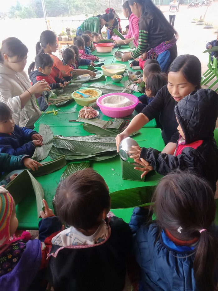 Các cô hướng dẫn tận tình, và các bạn tự tay làm sản phẩm. Các cô hướng dẫn tận tình, và các bạn tự tay làm sản phẩm.