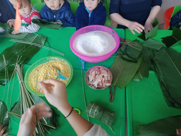 Bánh chưng gù, bánh chưng vuông, gạo thịt... được thực hiện đầy đủ. Bánh chưng gù, bánh chưng vuông, gạo thịt... được thực hiện đầy đủ.